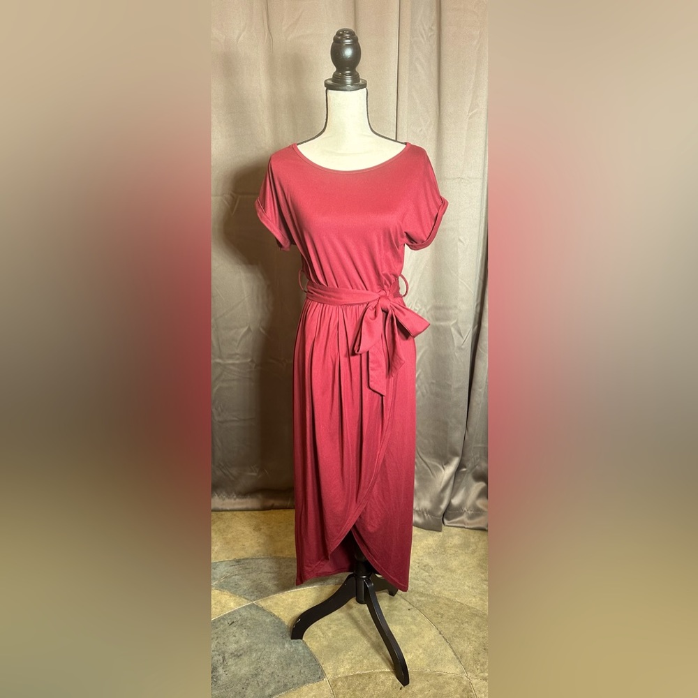 Casual wine red dress with fabric tie belt.